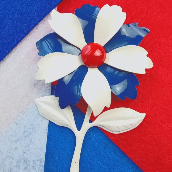 Vintage Red White and Blue Metal Enamel White Stem Flower Brooch Pin - Picture 1 of 7